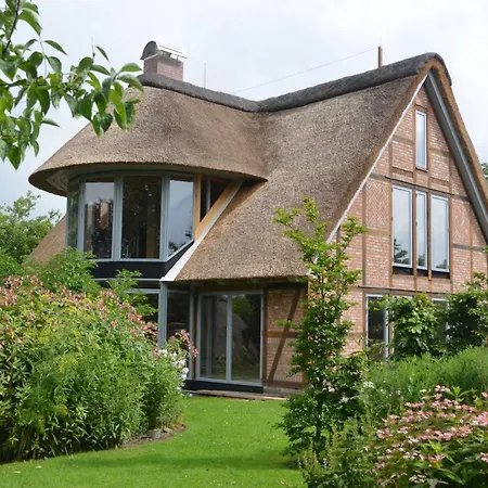 Reetgedecktes Espenhaus * Grebin
